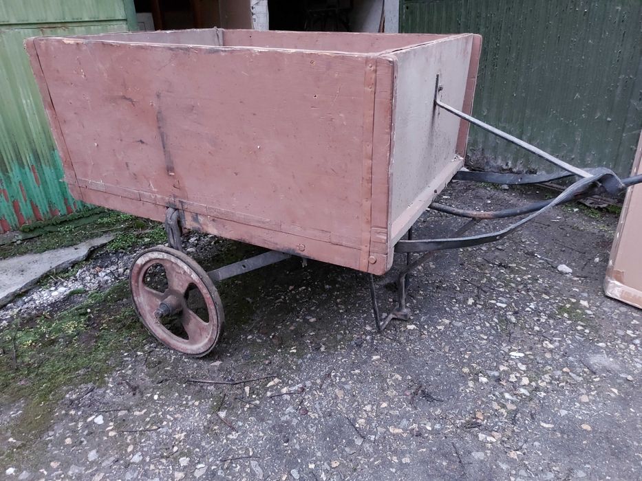 Стара ръчна количка с две колела