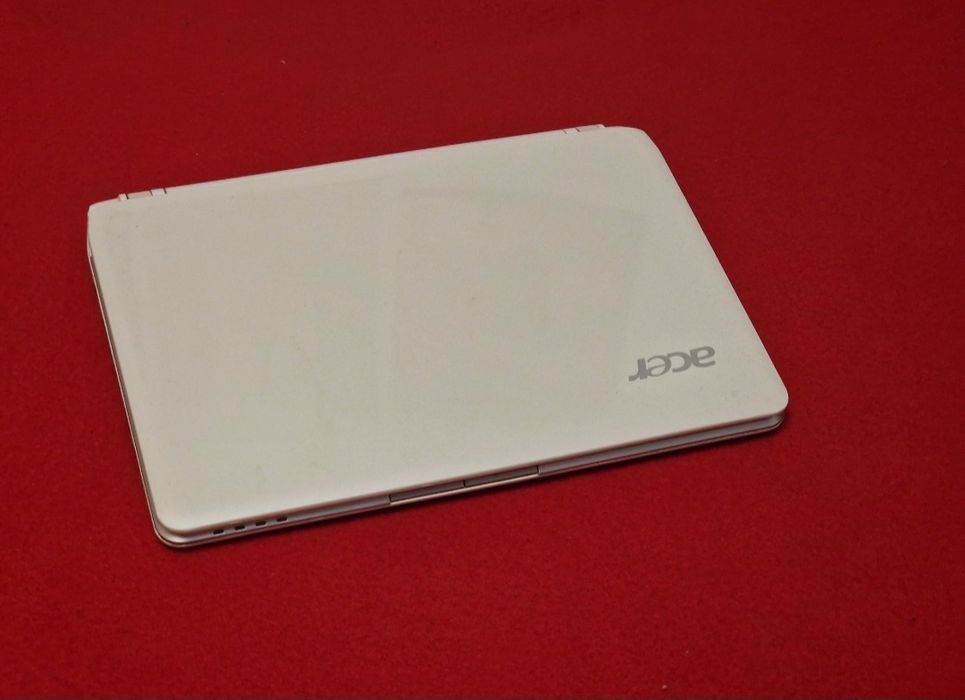 Laptop Acer perfect funcțional doar la priza
