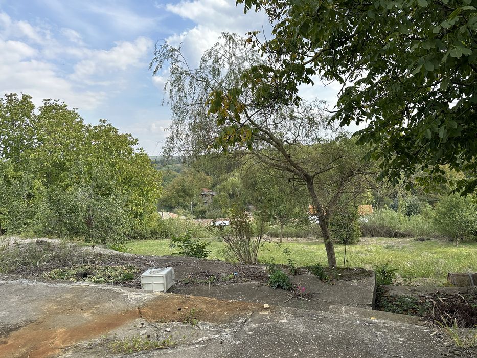 Парцел в регулация с къща с. Пороище!