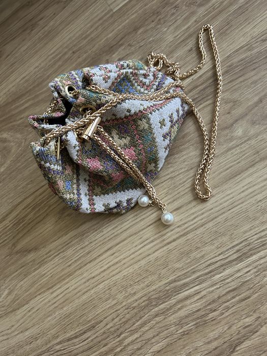 Малка чантичка с метална дръжка