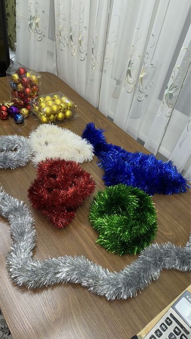 ARCHA / Продаётся ёлка 1 метр, уже украшена игрушками и мишурой