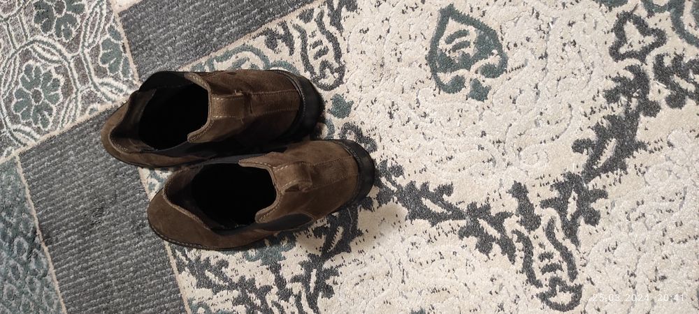 Продам женские ботинки