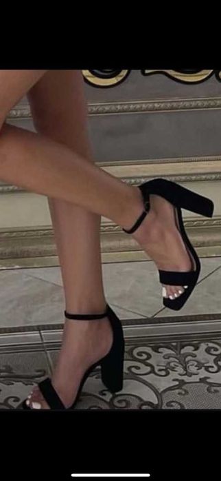 Босоножки на каблуке