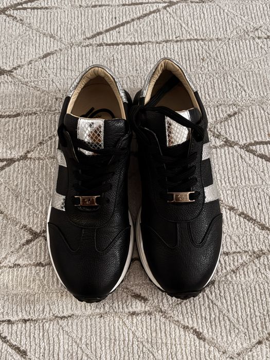 Стильные женские кроссовки