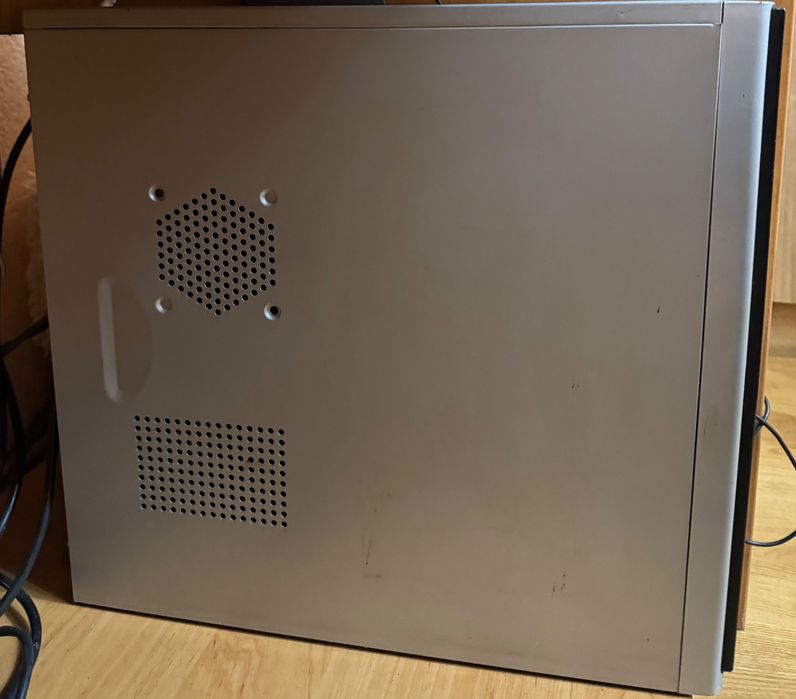 компютър с монитор