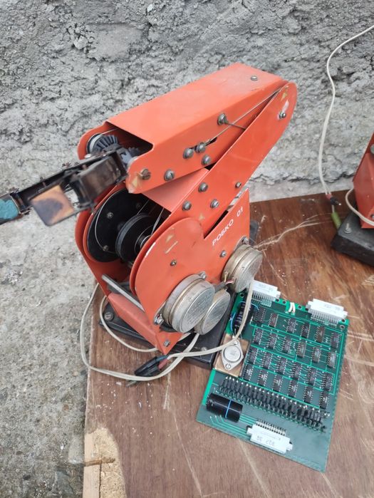 Ретро учебен робот РОБКО 01 – за реставрация
​Описание:
Продавам три б