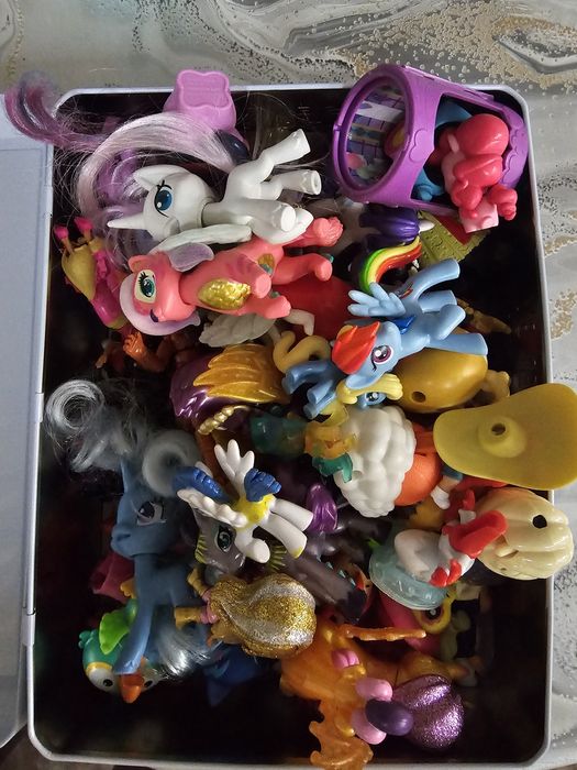 Различни плюшени играчки