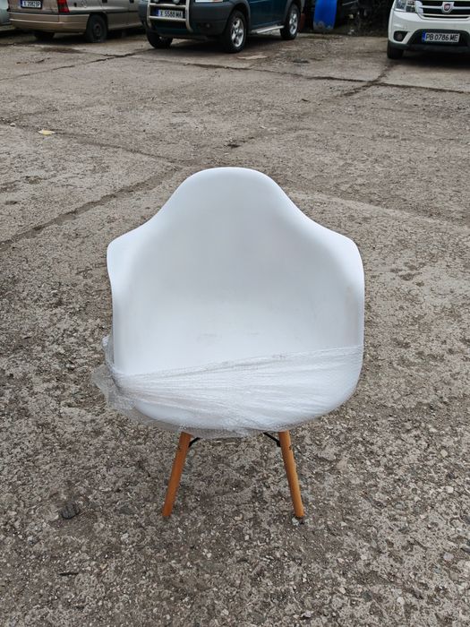 Комплект от 4 трапезни стола полипропилен с крака от бук и разпънки