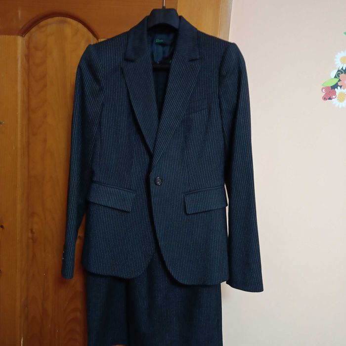 Четири маркови дамски официални костюма Armani, Benetton, Moschino, Elizabeth