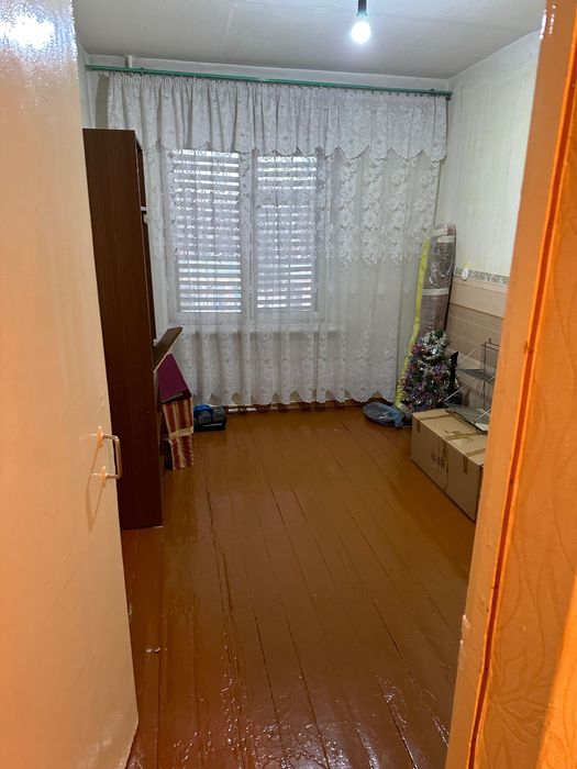 Продается трехкомнатная квартира на третьем этаже в кирпичном доме.