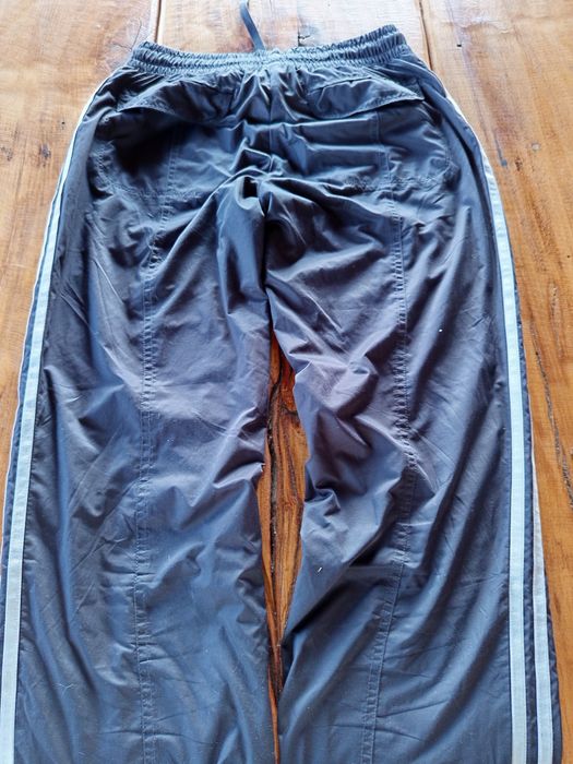 Vând pantaloni adidas