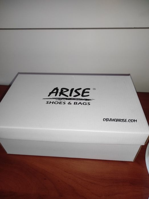 Чисто нови дамски спортни обувки естествена кожа номер 40