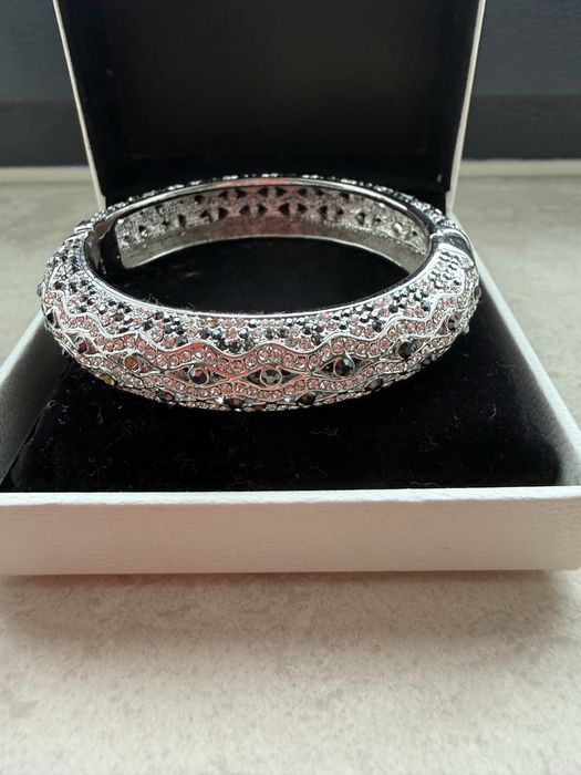 бижутерия с луксозно излъчване  в стил  Swarovski