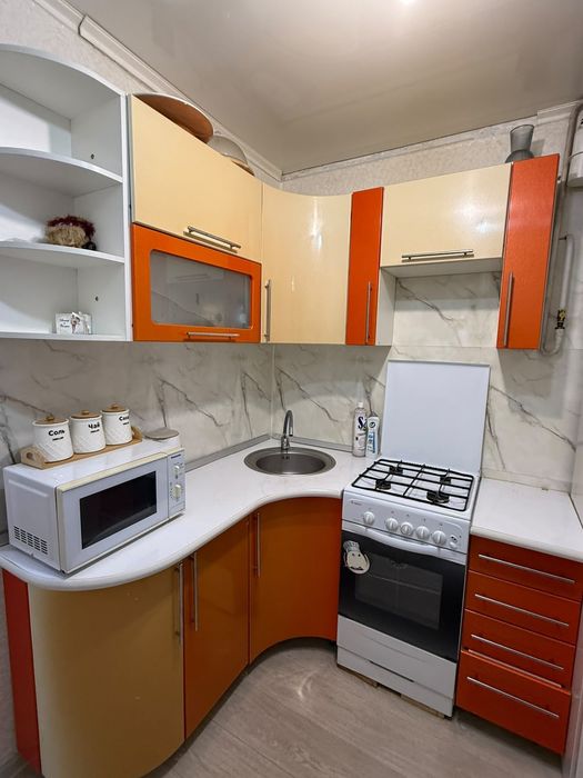 Продам кухонный вместе с газплитой