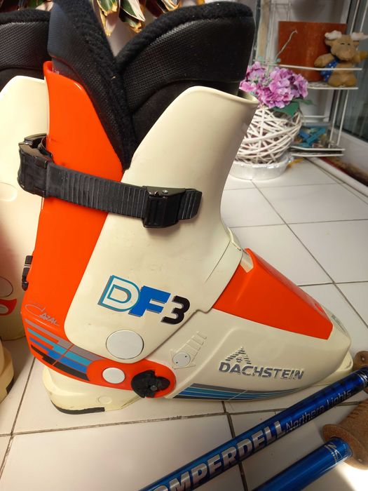 Ски, автомати, ски обувки, щеки и термо ръкавици.