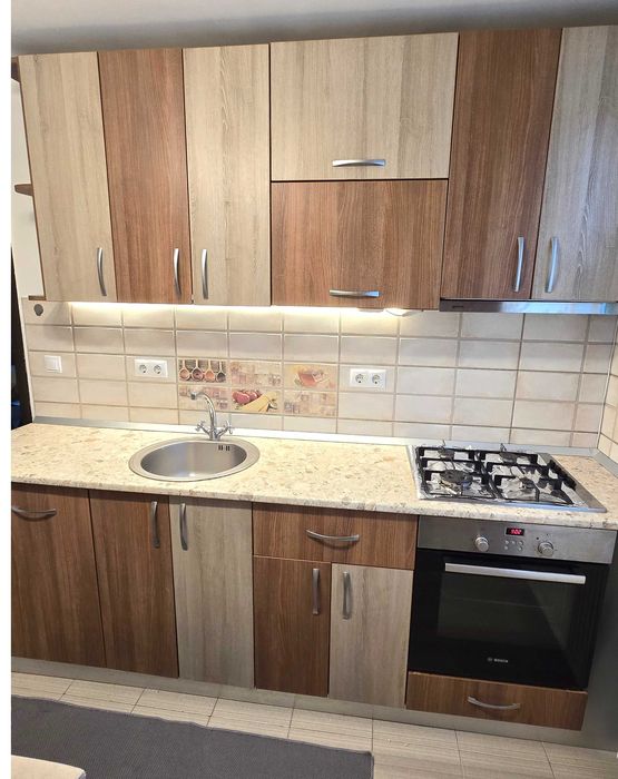 Vand apartament 4 camere (transformat în 3 camere) etaj 1/4 zona Vest