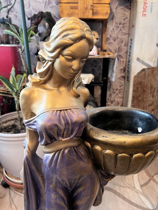 Фигура с кашпо "Девушка в платье"