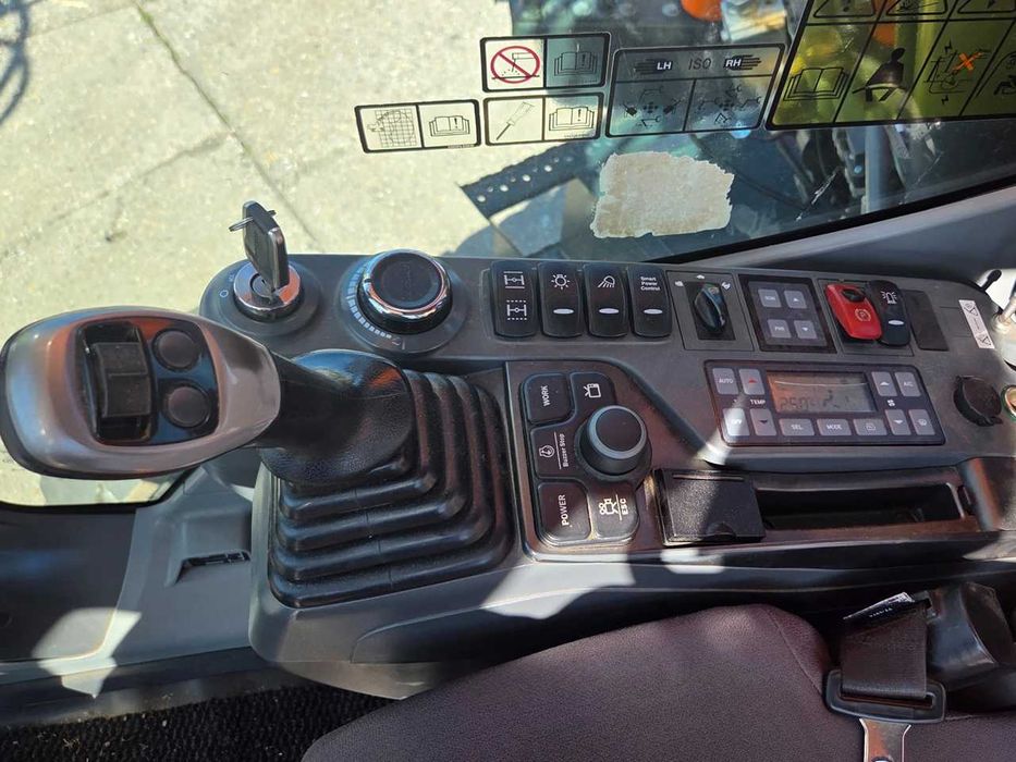 Колесный экскаватор Doosan DX210W-5
