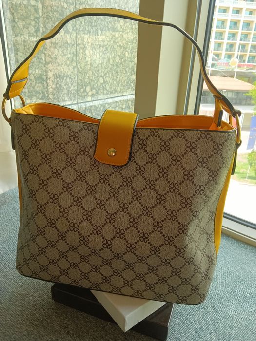 Дамска чанта от еко кожа с декорация  в розово с външен джоб на заднат