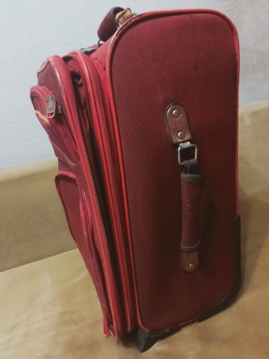 Продам чемодан среднего размера