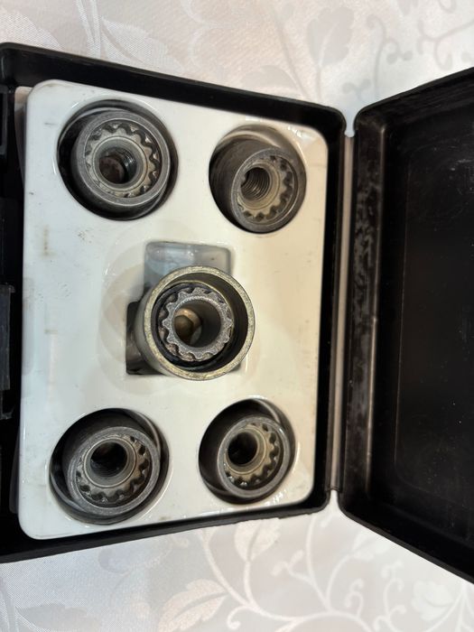 Секретни болтове