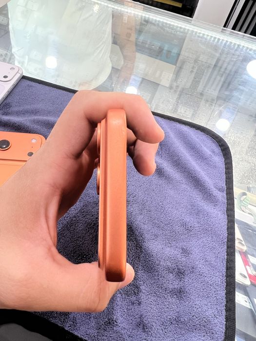 Iphone 17 pro max ORANGE