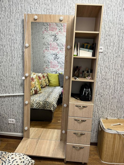 Зеркало с лампочками и полками