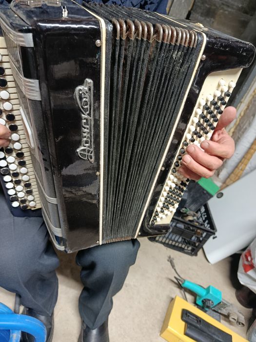 Баян 4 штуки нужен ремонт