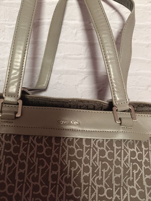 Две големи чанти.