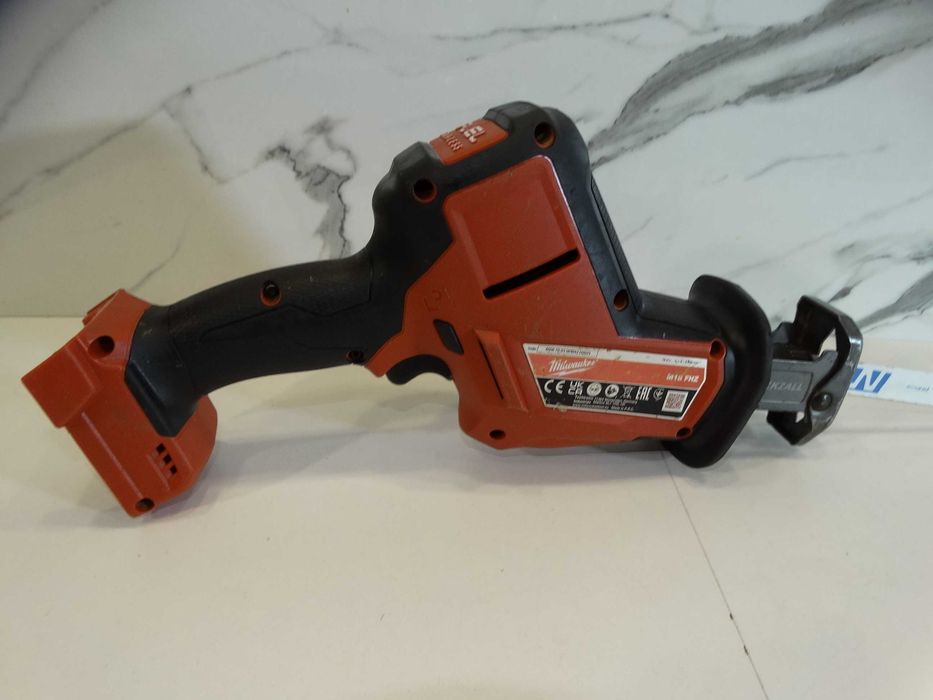 Milwaukee M18 FHZ - Компактен саблен трион