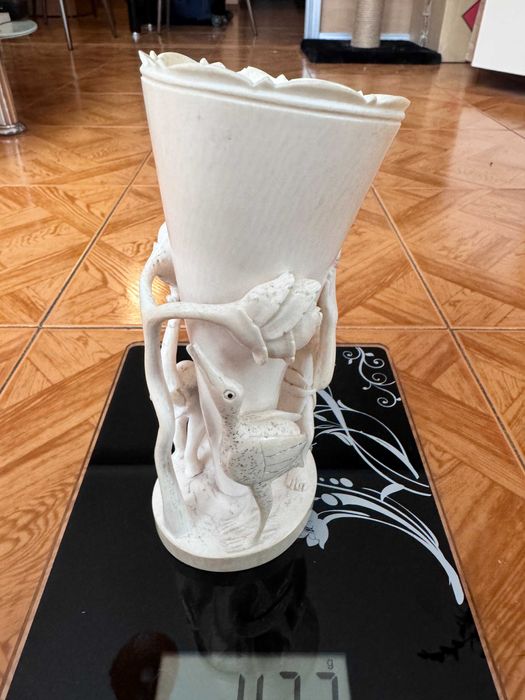 Красива старинна ваза от кост с ръчно гравирани мотиви