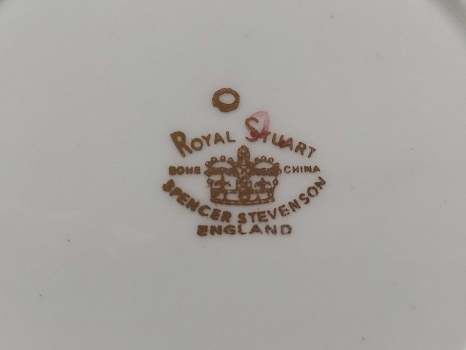 "Royal Stuart" две декоративни чинии със златна "шинуазри" декорация.