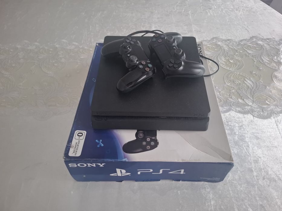 Продам PlayStation 4 Slim