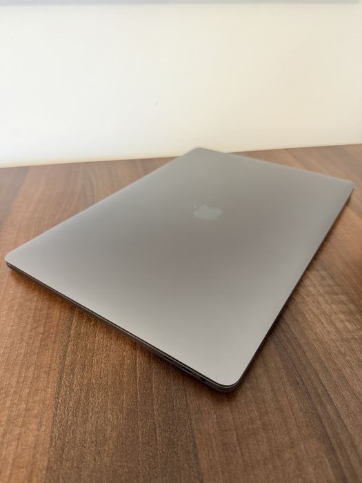 MacBook Pro 15.4” 2018 – i7, 32GB RAM, Radeon 4GB