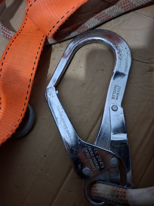 Продается Страховочная стропа с карабинами