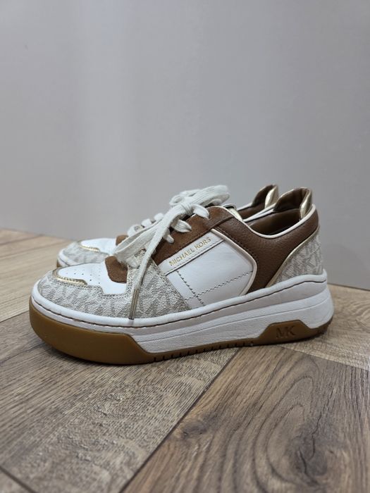 Продам кроссовки женские
