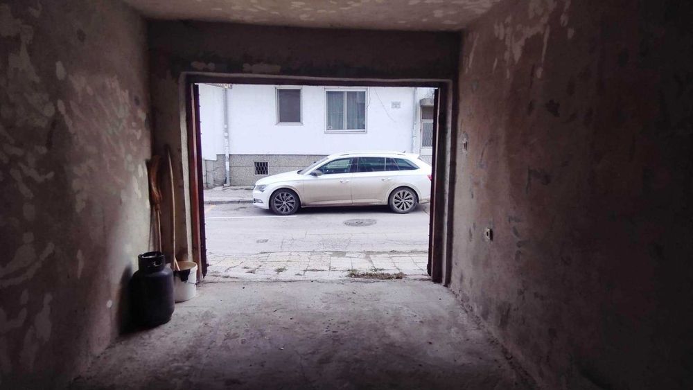 Лицев гараж ул. Кавала, под Ритуална зала 18 м2 нето. Южен