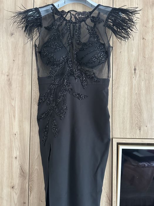 Rochie elegantă, midi, neagră cu pene si dantelă