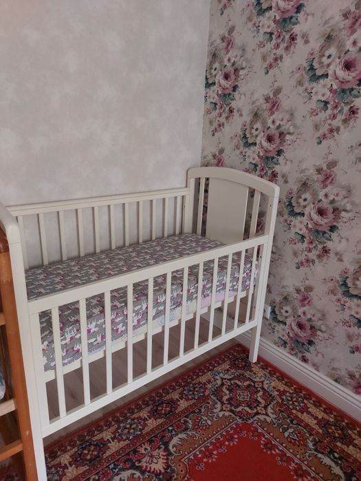 Продам детскую кровать с маятником.