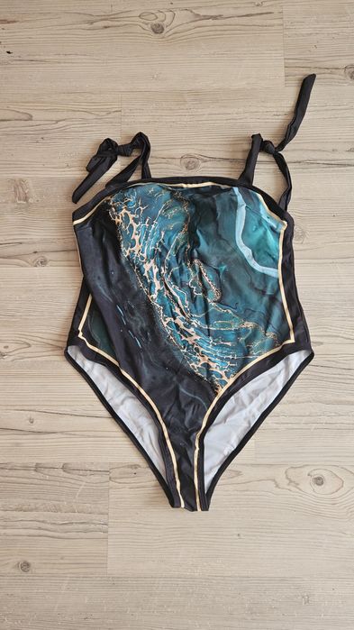 Цял бански и парео.