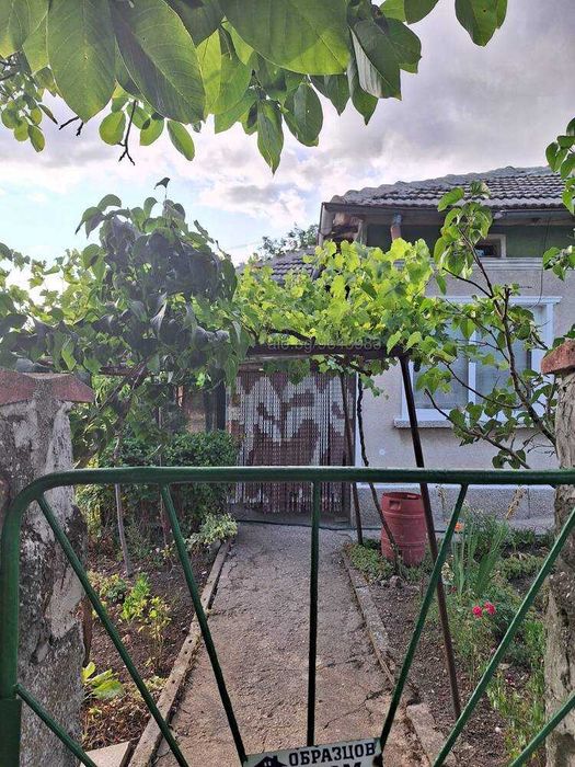 Къща в Кардам...