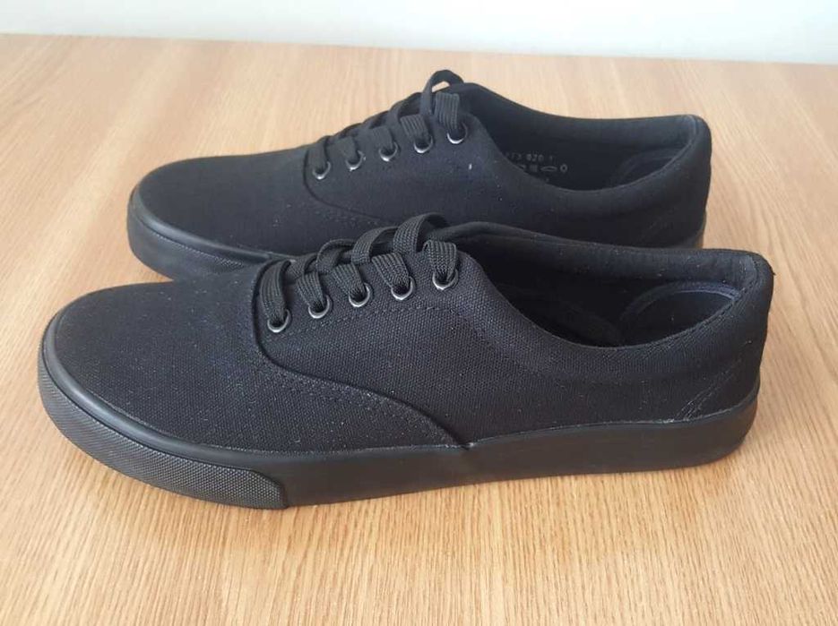 Teniși de calitate mărimea 42, culoare negru