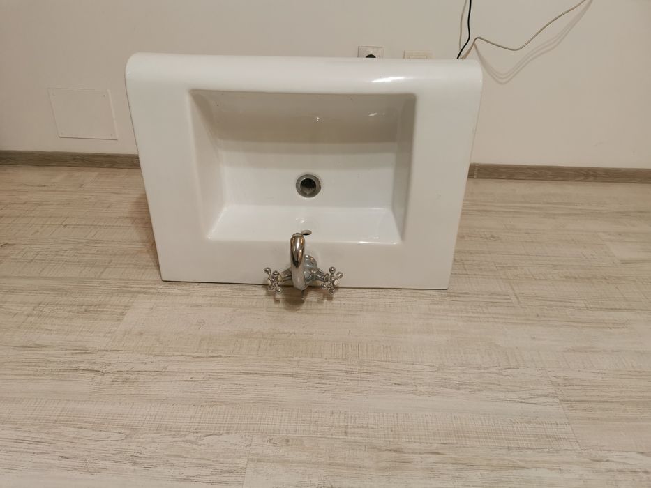 Vand Set mobilier de baie + chiuveta și toaleta