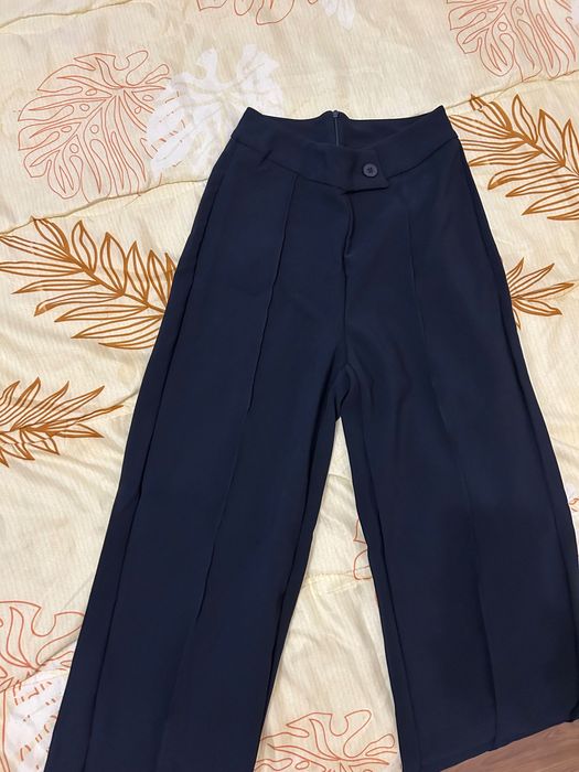Официален прав панталон в морскосиньо, размер С, нов