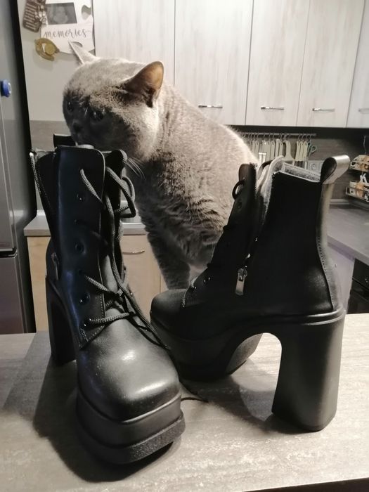 Продавам обуки - боти