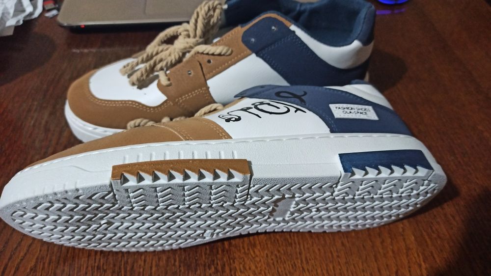 Продам мужские кроссовки