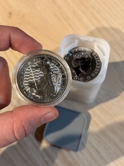 Сребърни момети Britannia в капсула