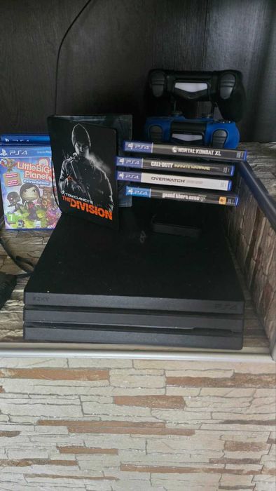 Playstation 4 Pro + 2 джойстика и игри