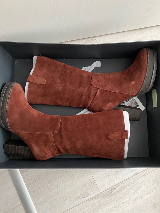 Vând cizme din piele întoarsă.