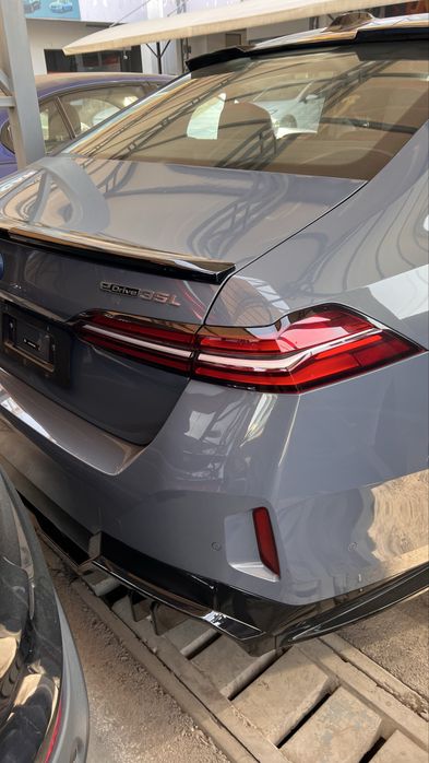 BMW i5 35L srochniy sotiladi